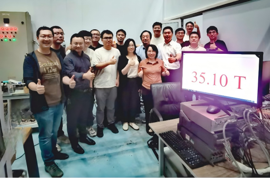 稳态磁场全超导磁体测试现场(1).png