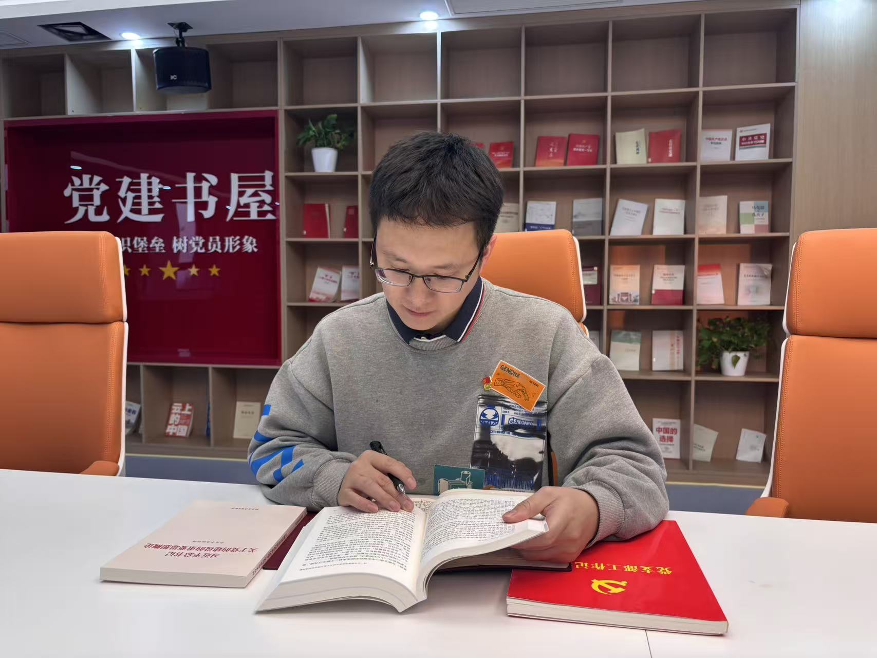 方明亮.jpg 方明亮.jpg